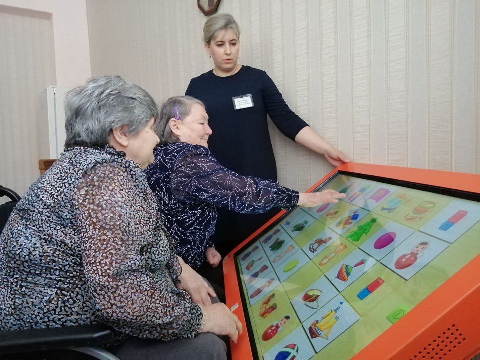 Интерактивный стол – помощник на занятиях с пожилыми людьми