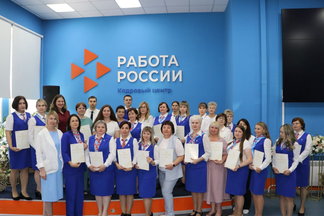 В Кадровом центре Кузбасса отличившиеся сотрудники отмечены наградами В Кадровом центре Кузбасса отличившиеся сотрудники отмечены наградами